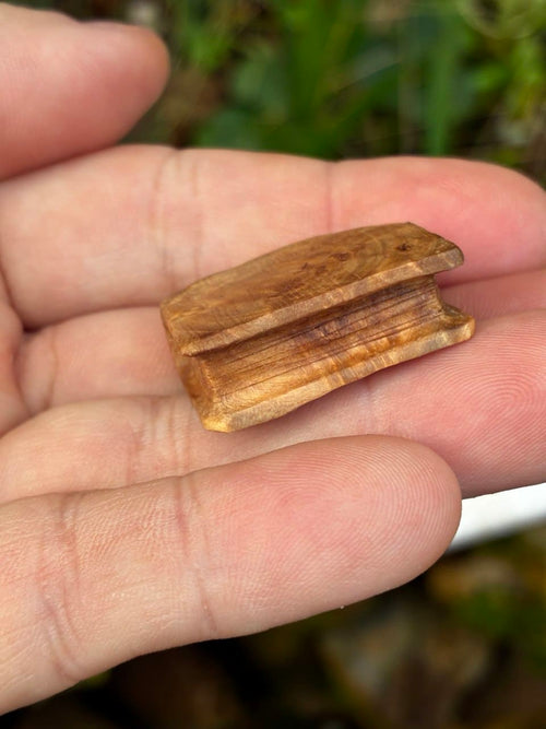 Buch aus Baumperle als Kette