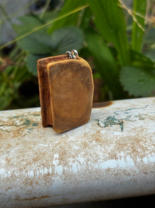Buch aus Baumperle als Kette