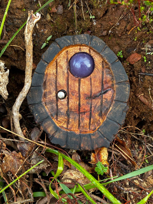 Hobbittür mit Türklinke aus Baumperle