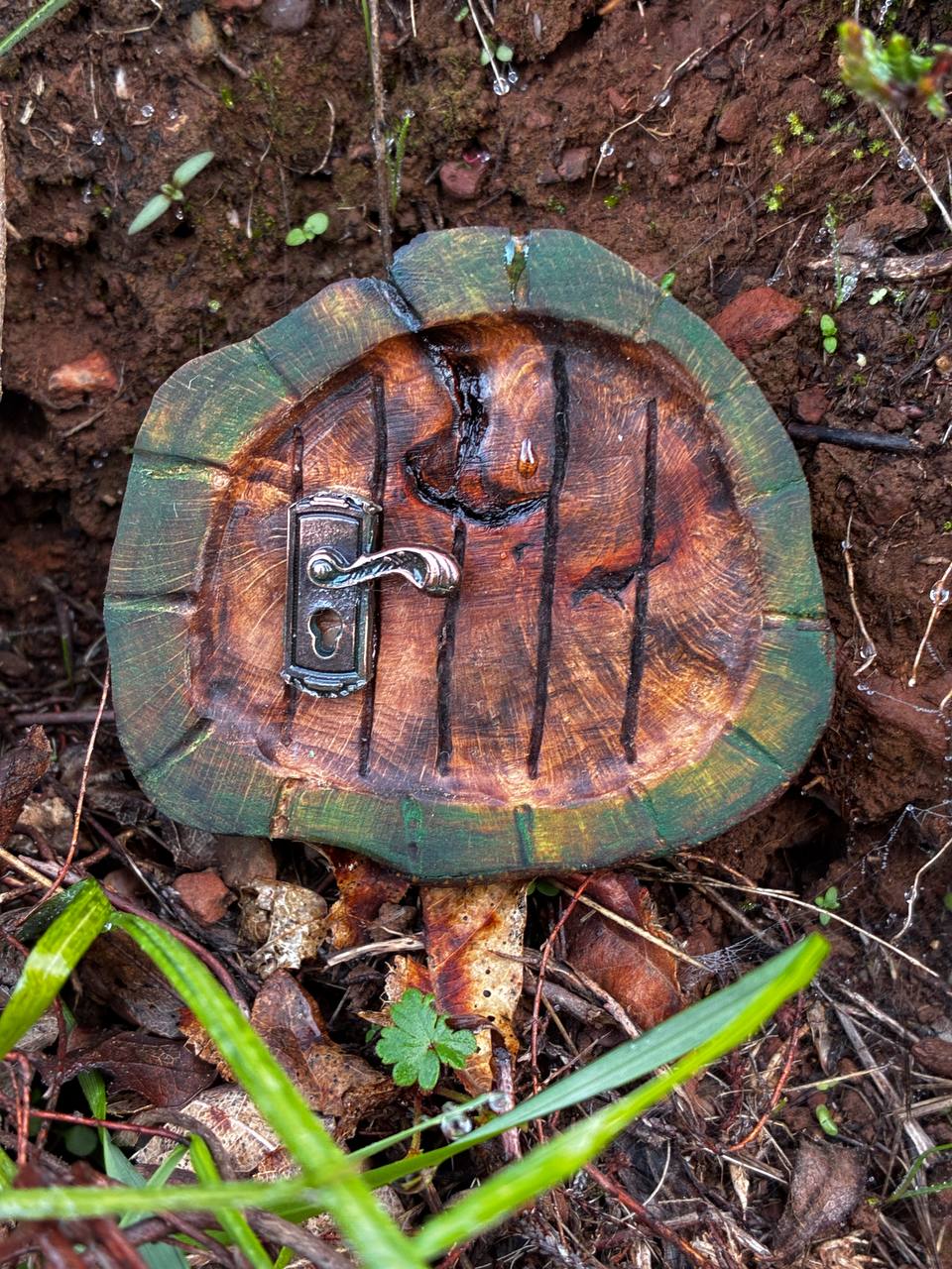 Hobbittür mit Türklinke aus Baumperle