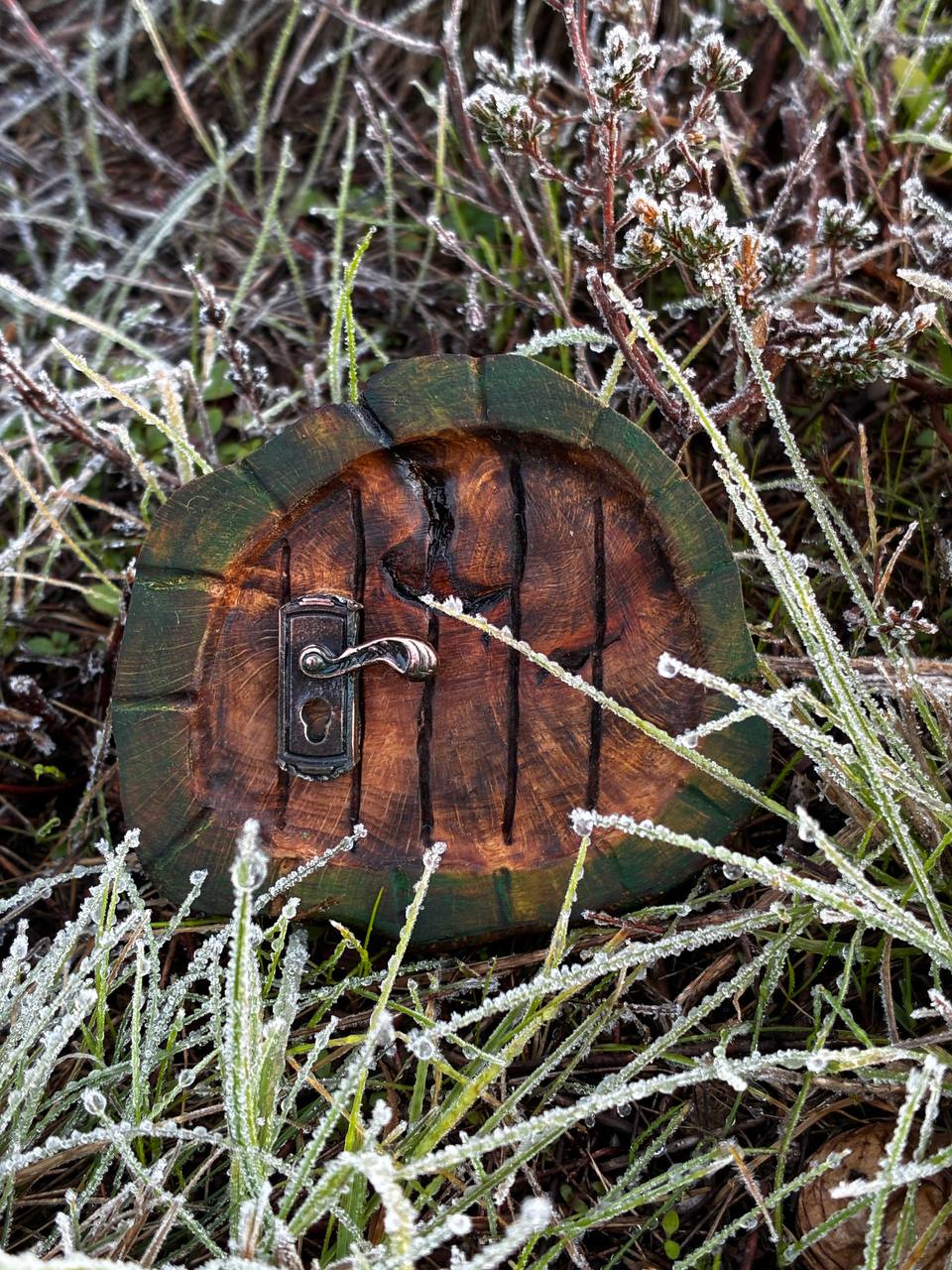 Hobbittür mit Türklinke aus Baumperle