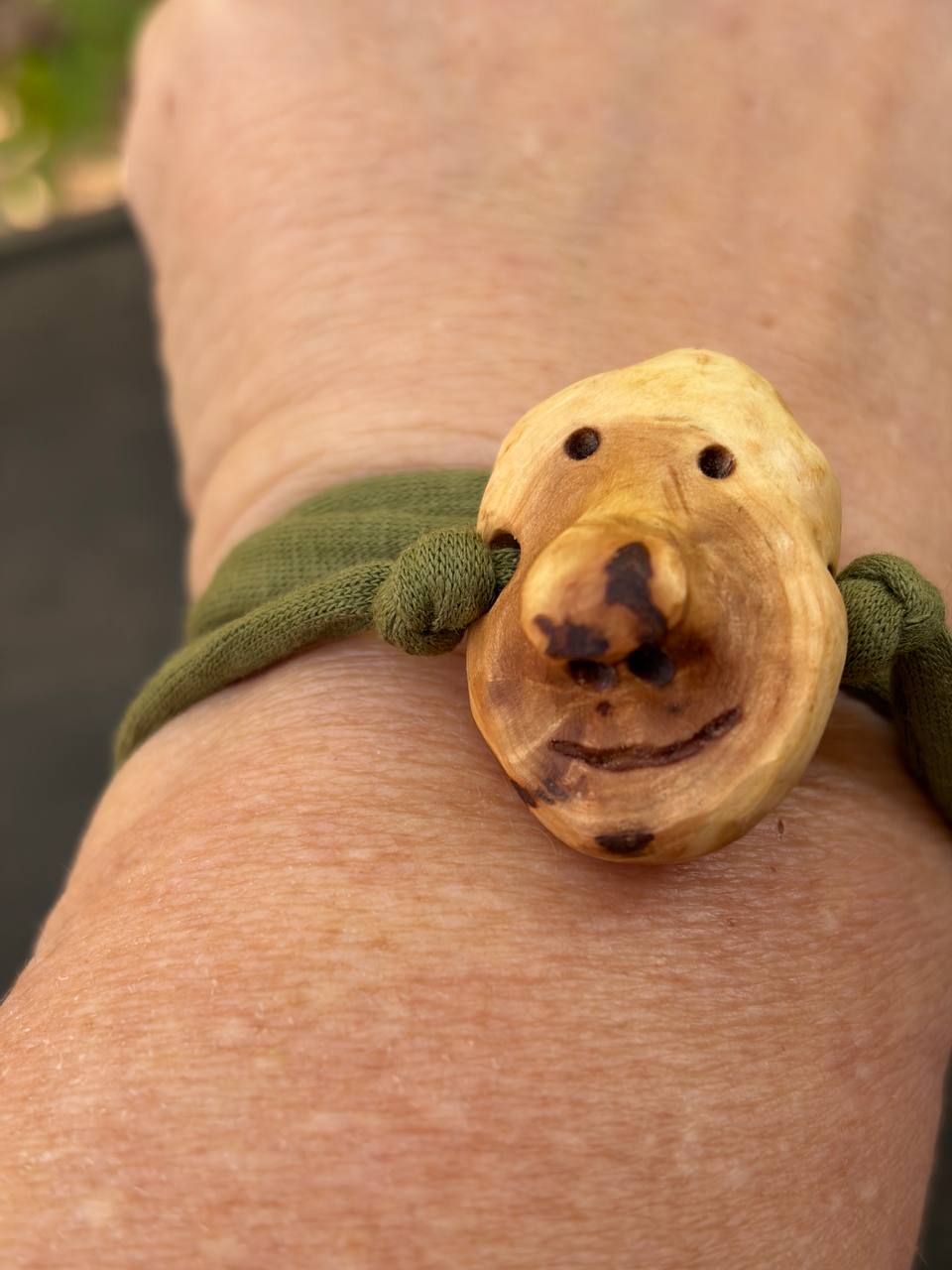 Wickelarmband mit Baumperlen Wichtel