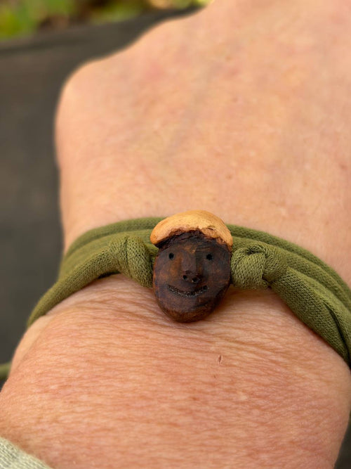 Wickelarmband mit Baumperlen Wichtel