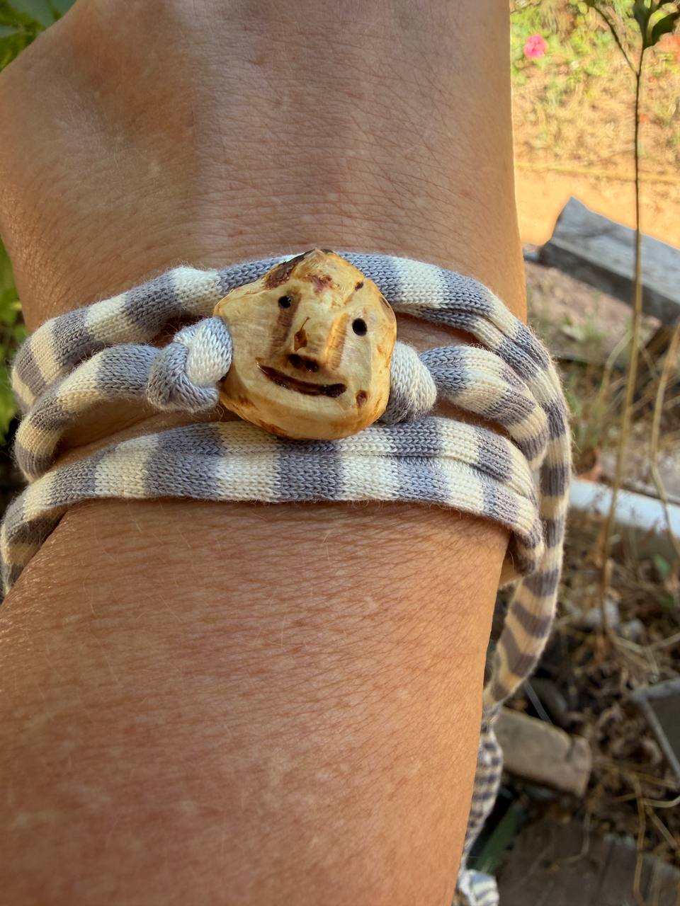 Armbandwichtel Zapfel handgeschnitzt aus magischer Baumperle