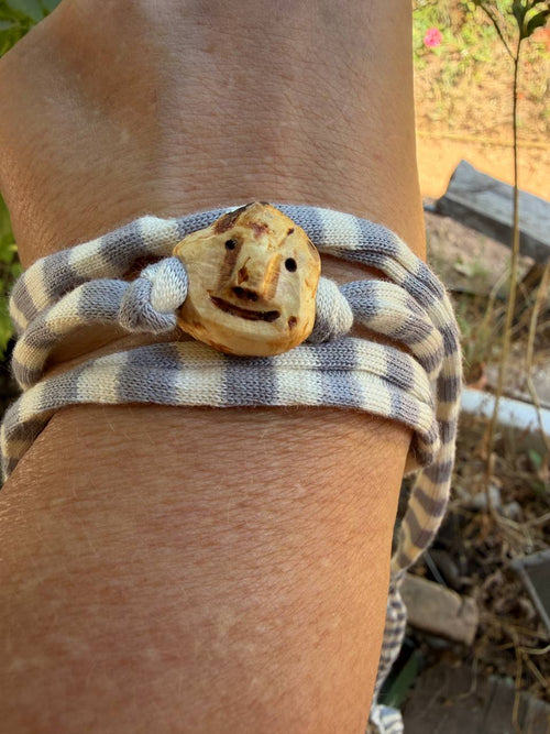 Armbandwichtel Zapfel handgeschnitzt aus magischer Baumperle