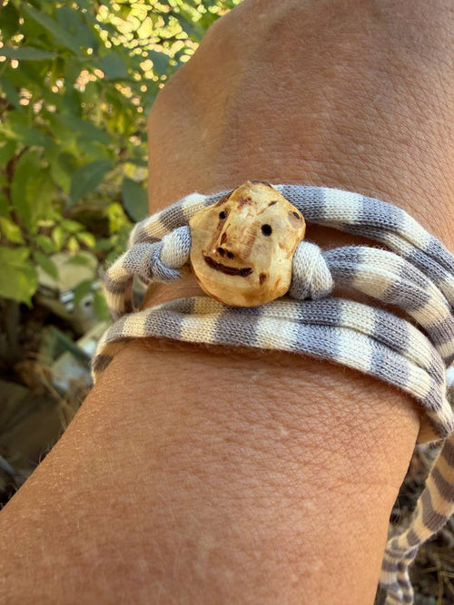 Armbandwichtel Zapfel handgeschnitzt aus magischer Baumperle