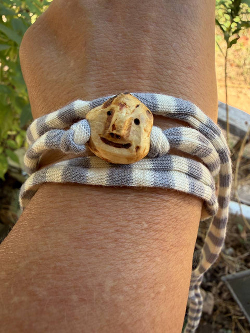 Armbandwichtel Zapfel handgeschnitzt aus magischer Baumperle