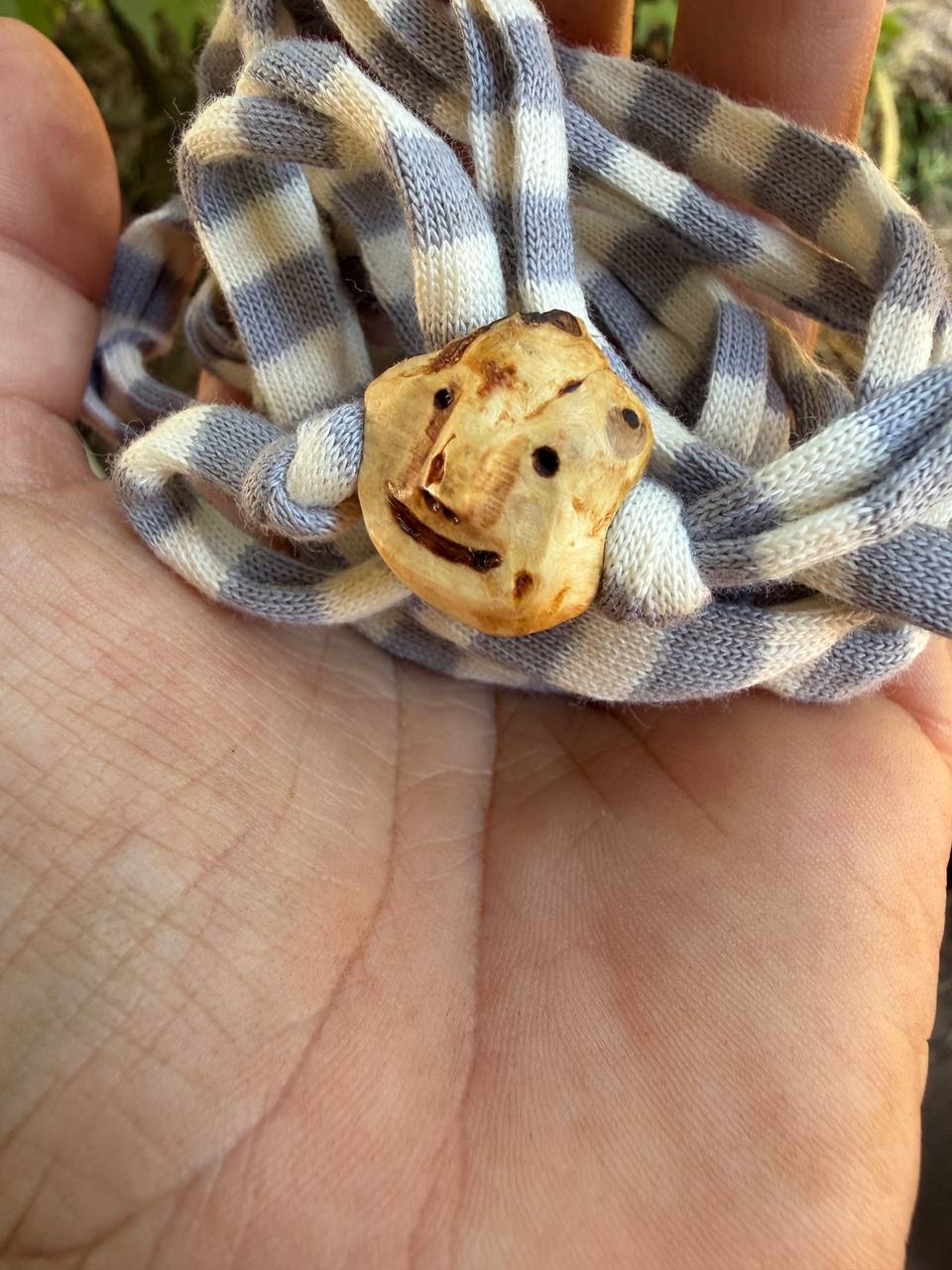Armbandwichtel Zapfel handgeschnitzt aus magischer Baumperle
