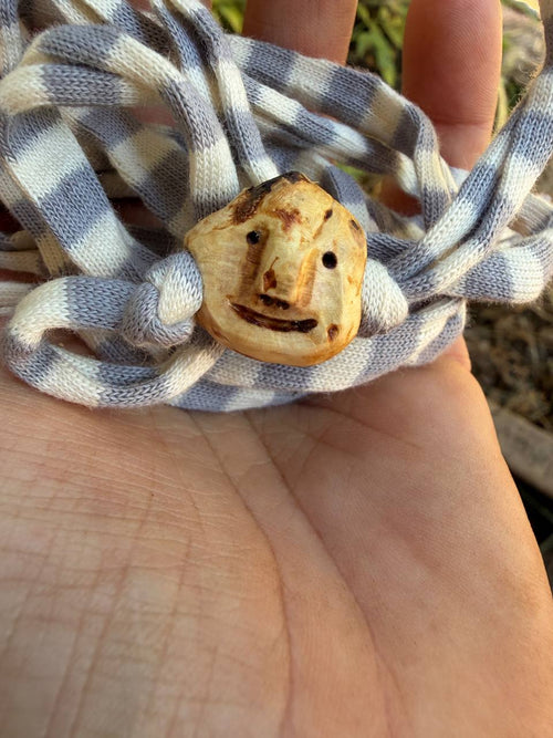Armbandwichtel Zapfel handgeschnitzt aus magischer Baumperle