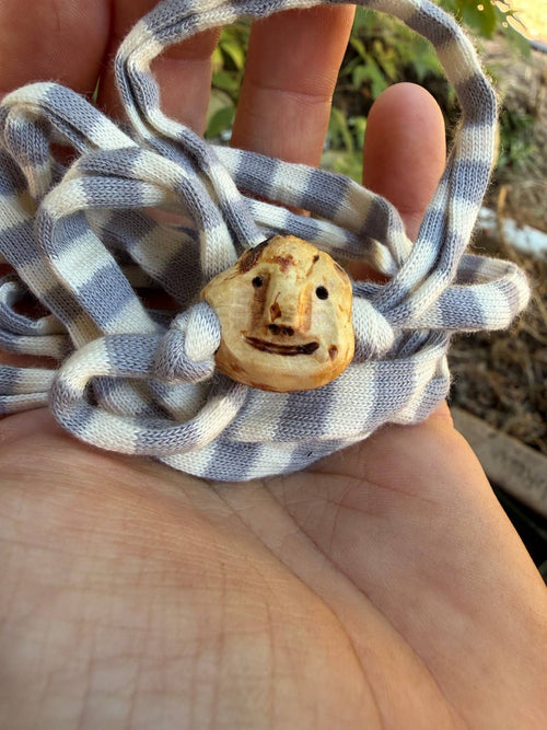 Armbandwichtel Zapfel handgeschnitzt aus magischer Baumperle