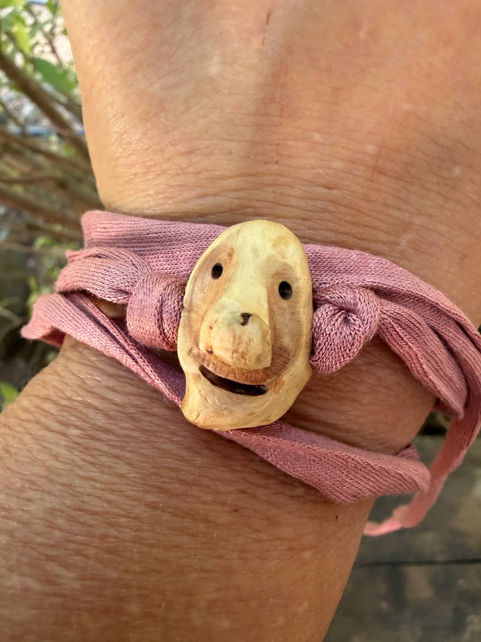 Armbandwichtel Zartrike handgeschnitzt aus magischer Baumperle