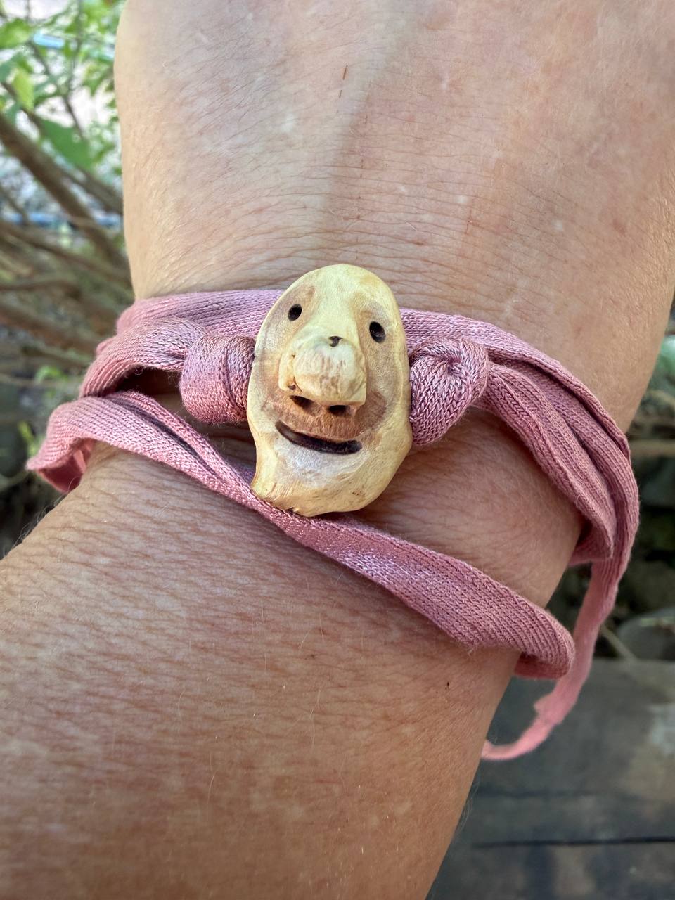Armbandwichtel Zartrike handgeschnitzt aus magischer Baumperle