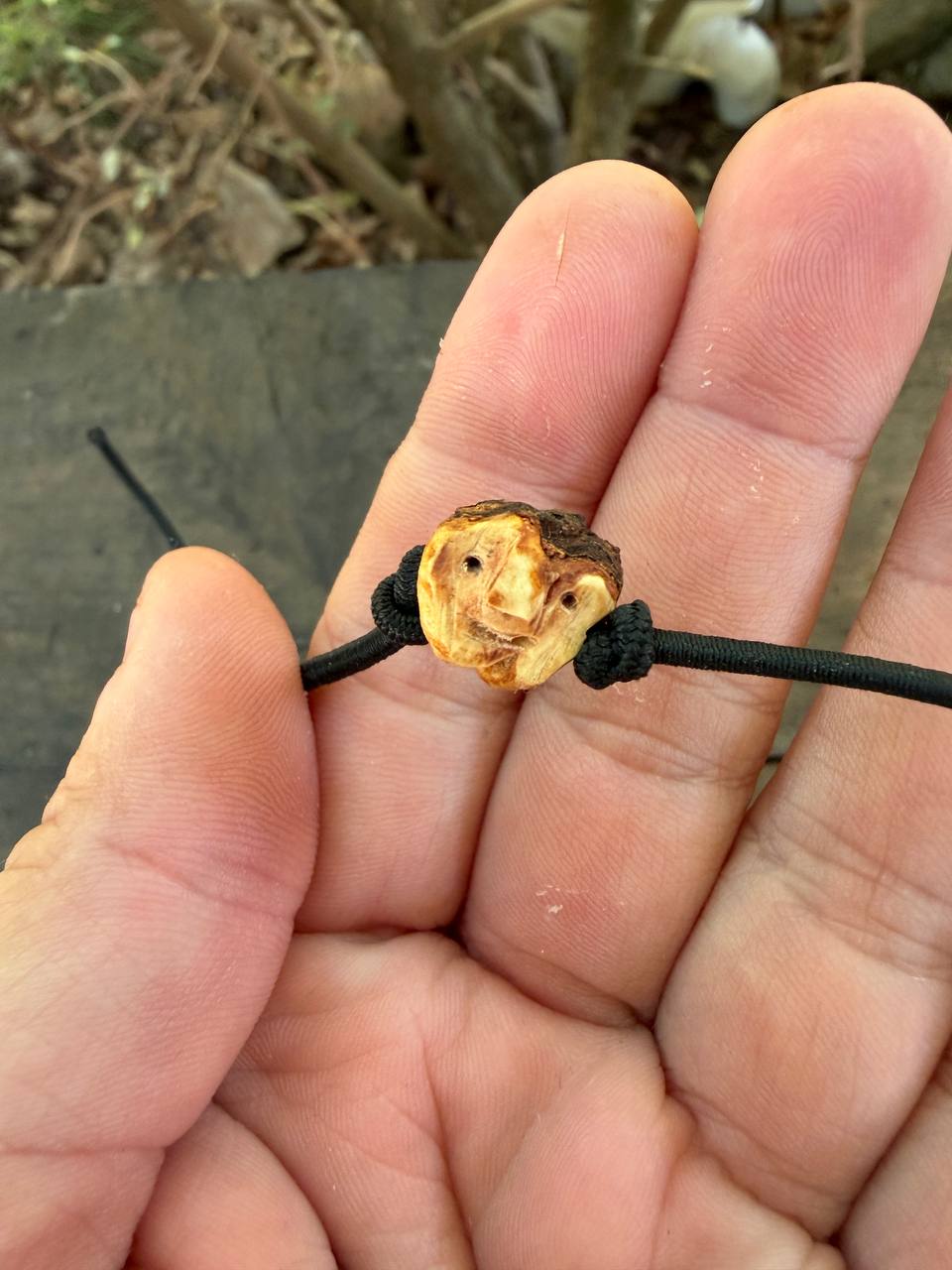 Armbandwichtel Pixi handgeschnitzt aus magischer Baumperle
