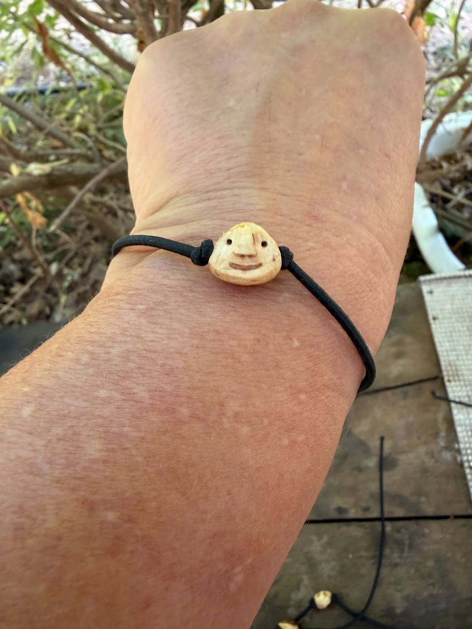Armbandwichtel Fintchen handgeschnitzt aus magischer Baumperle