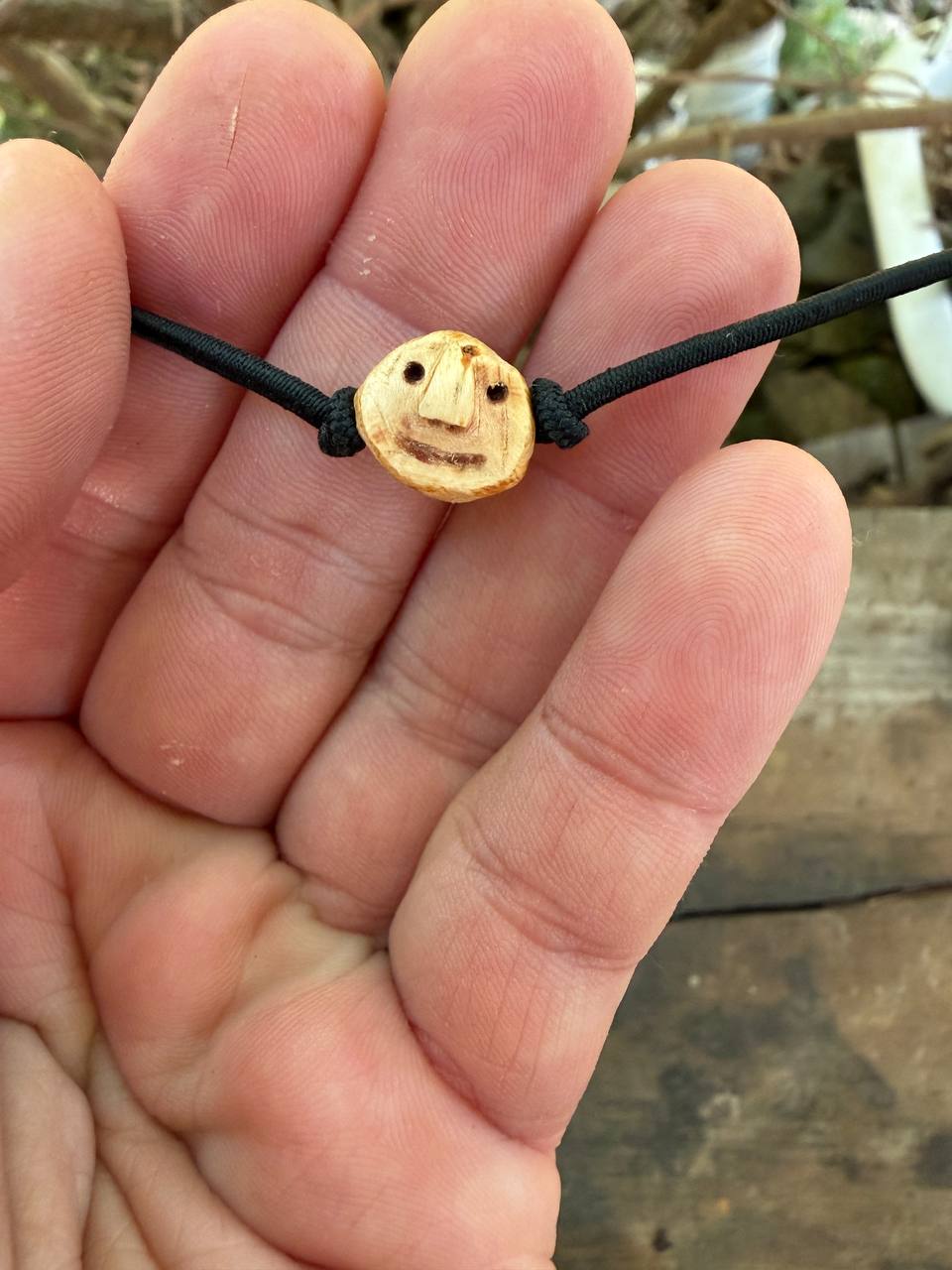 Armbandwichtel Trutz handgeschnitzt aus magischer Baumperle