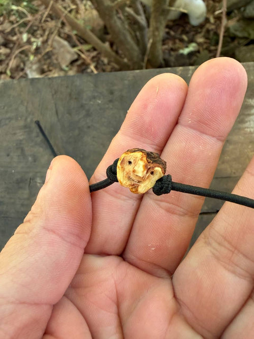Armbandwichtel Pixi handgeschnitzt aus magischer Baumperle