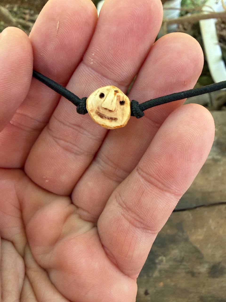 Armbandwichtel Trutz handgeschnitzt aus magischer Baumperle