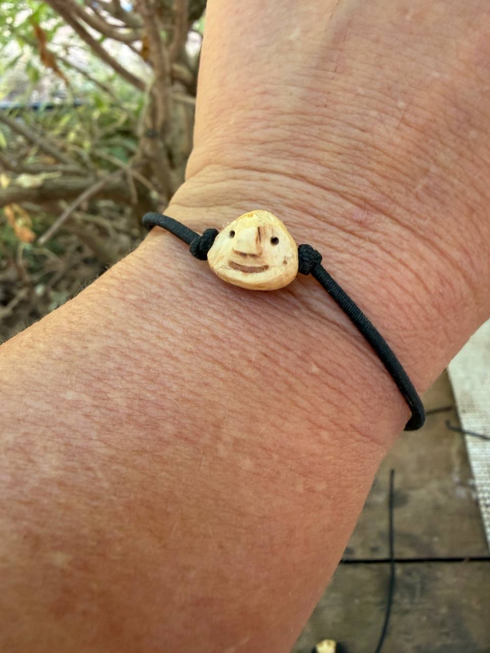 Armbandwichtel Fintchen handgeschnitzt aus magischer Baumperle