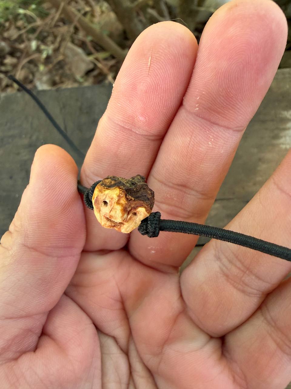 Armbandwichtel Pixi handgeschnitzt aus magischer Baumperle