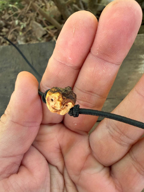Armbandwichtel Pixi handgeschnitzt aus magischer Baumperle