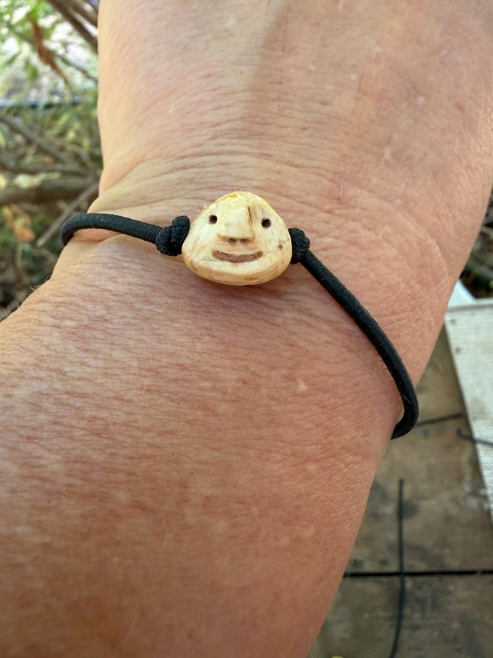 Armbandwichtel Fintchen handgeschnitzt aus magischer Baumperle