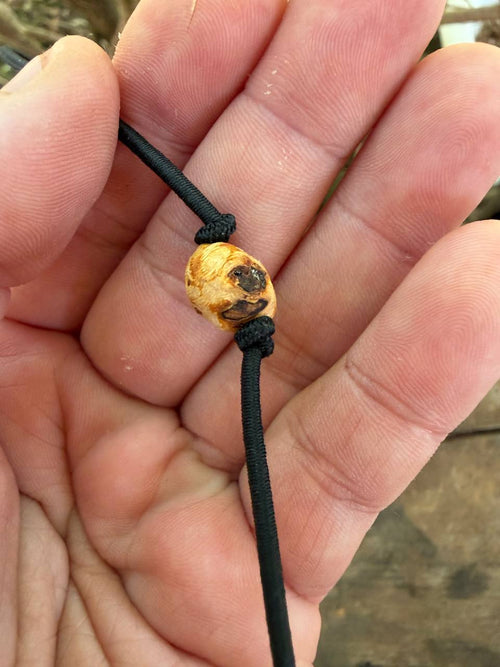 Armbandwichtel Trutz handgeschnitzt aus magischer Baumperle