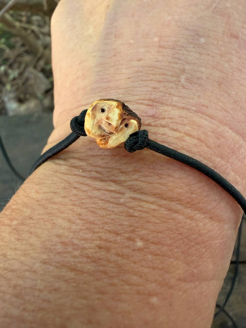Armbandwichtel Pixi handgeschnitzt aus magischer Baumperle