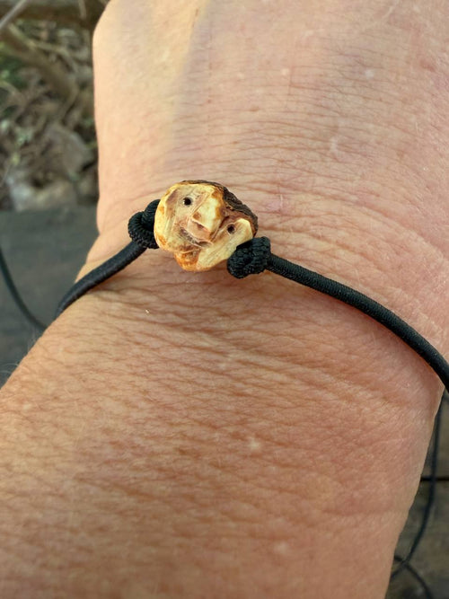 Armbandwichtel Pixi handgeschnitzt aus magischer Baumperle