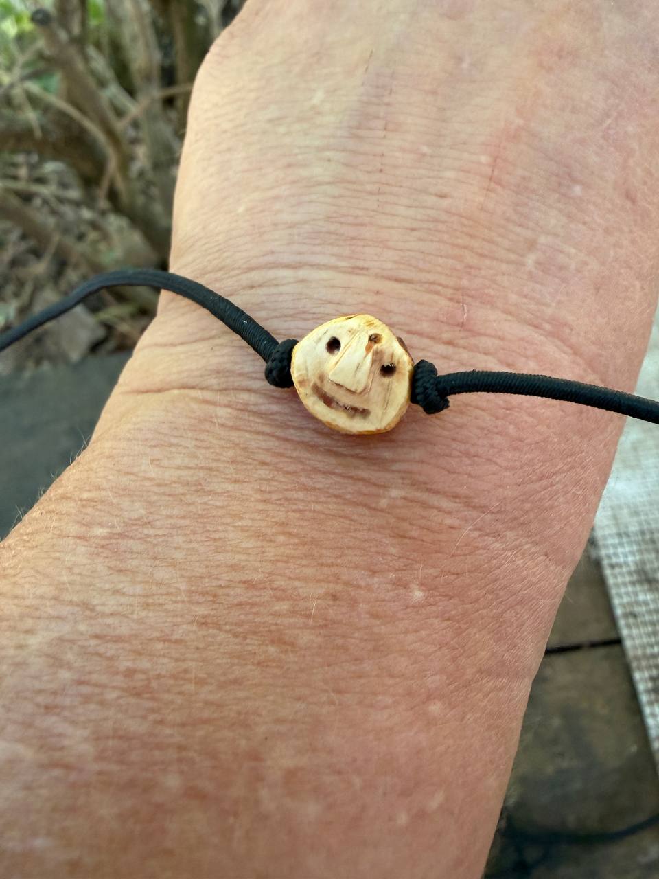 Armbandwichtel Trutz handgeschnitzt aus magischer Baumperle