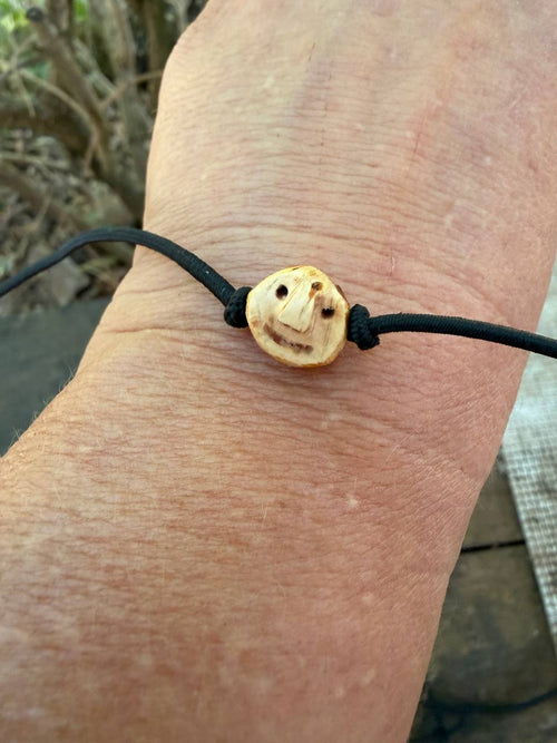 Armbandwichtel Trutz handgeschnitzt aus magischer Baumperle