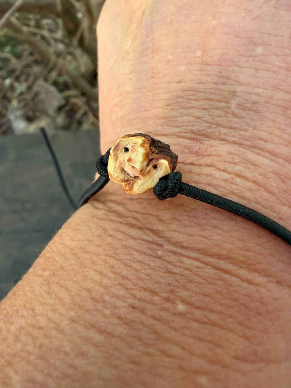 Armbandwichtel Pixi handgeschnitzt aus magischer Baumperle