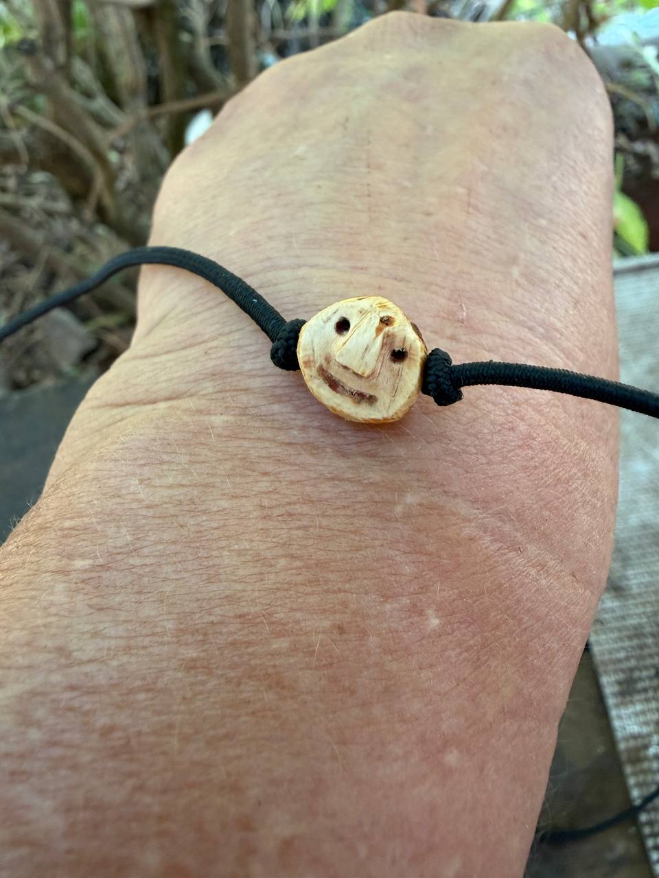 Armbandwichtel Trutz handgeschnitzt aus magischer Baumperle