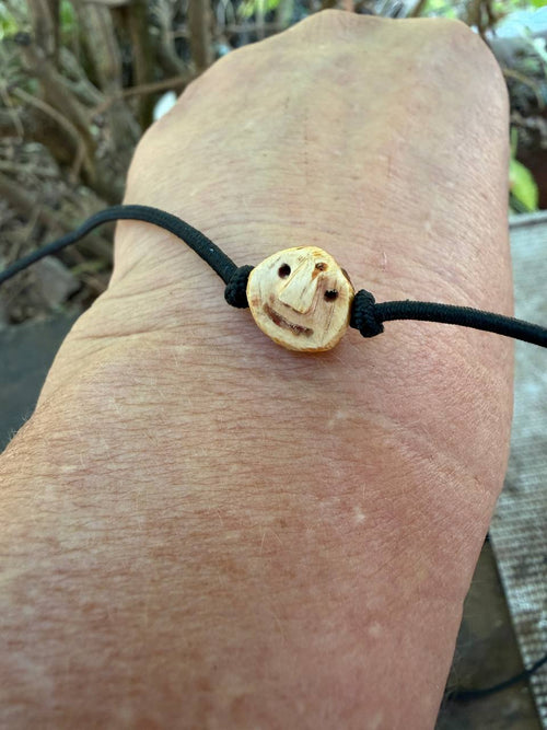 Armbandwichtel Trutz handgeschnitzt aus magischer Baumperle