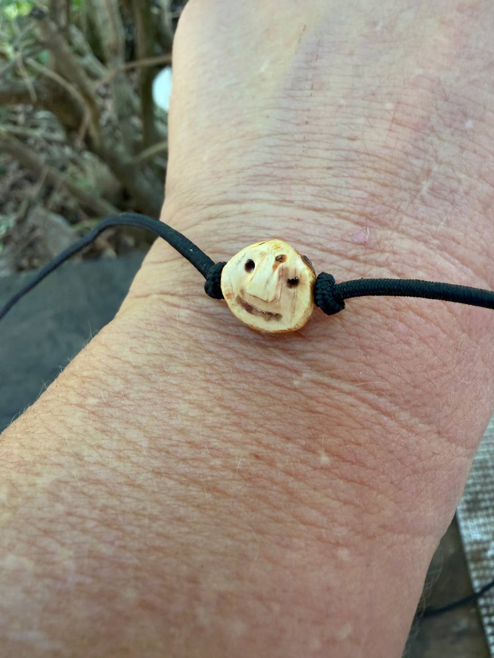 Armbandwichtel Trutz handgeschnitzt aus magischer Baumperle