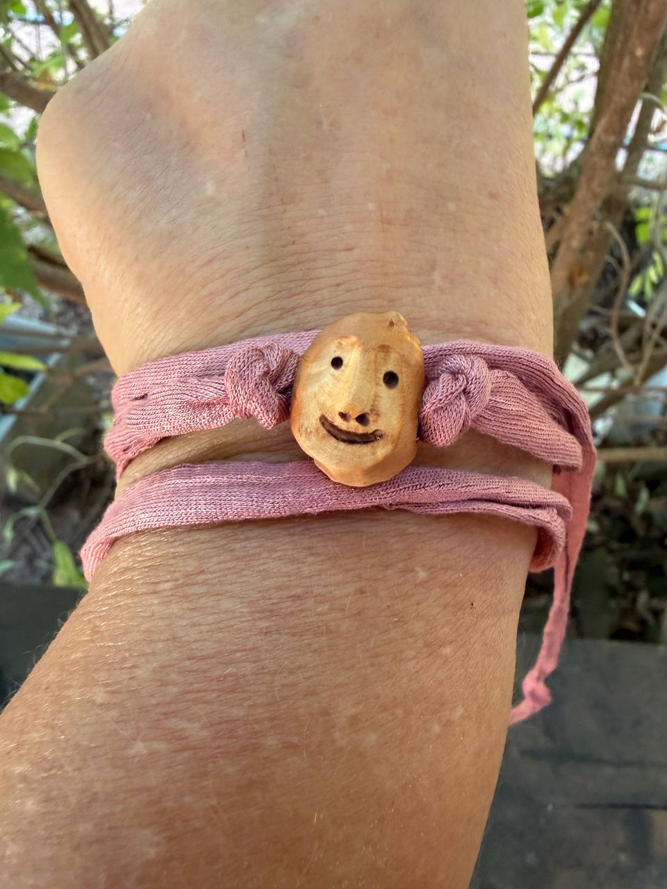 Armbandwichtel Fliederle handgeschnitzt aus magischer Baumperle