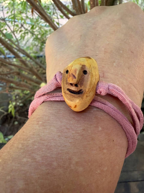 Armbandwichtel Rosalind handgeschnitzt aus magischer Baumperle