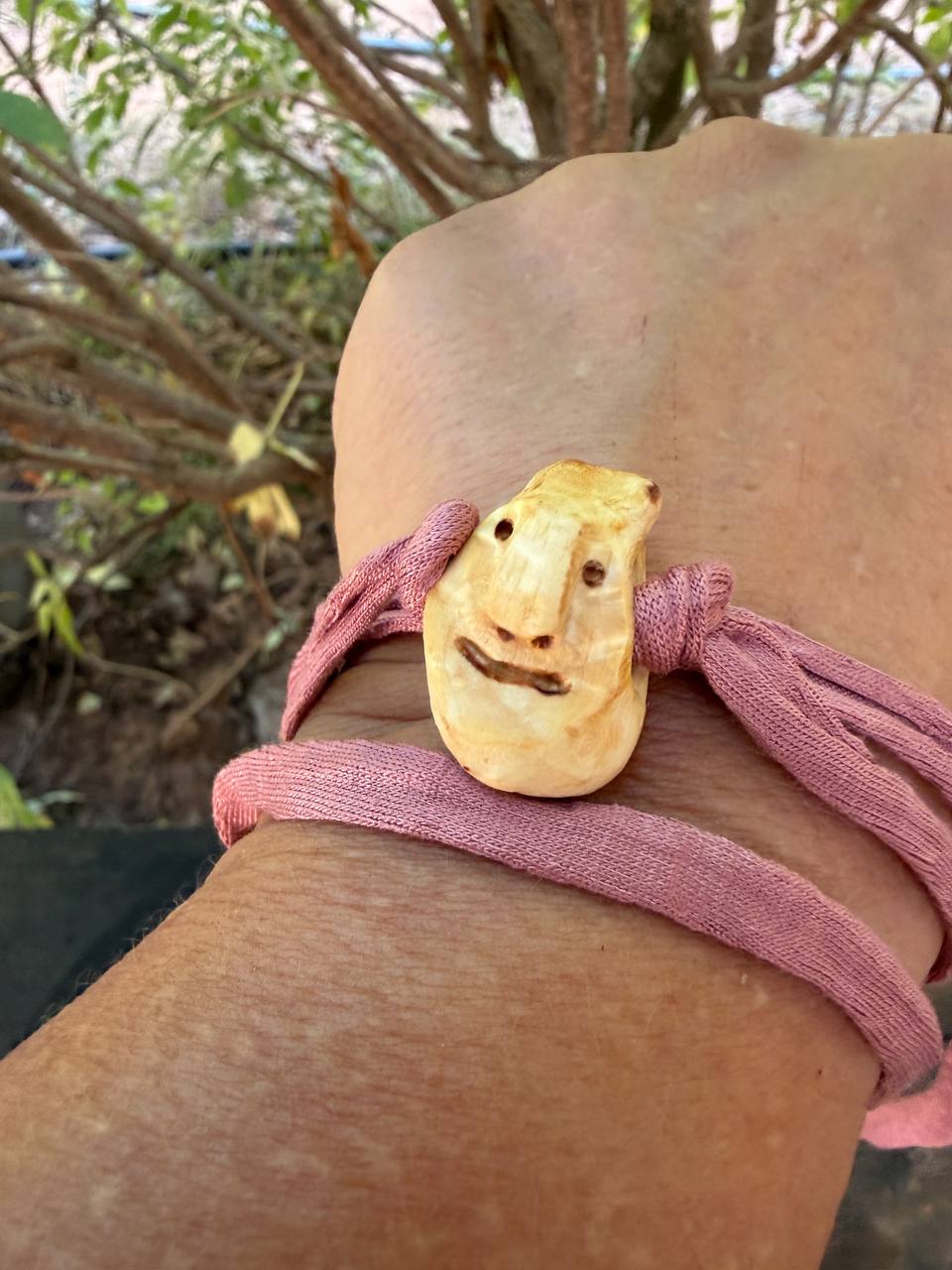 Armbandwichtel Lavenda handgeschnitzt aus magischer Baumperle