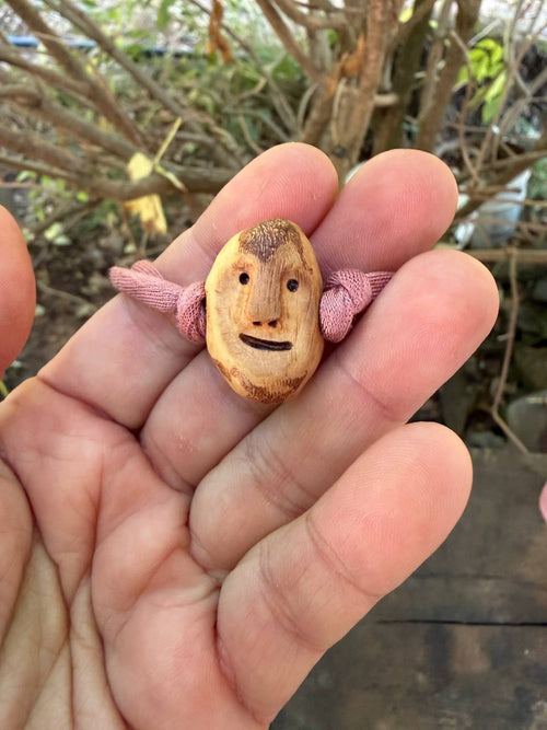 Armbandwichtel Blümchen handgeschnitzt aus magischer Baumperle