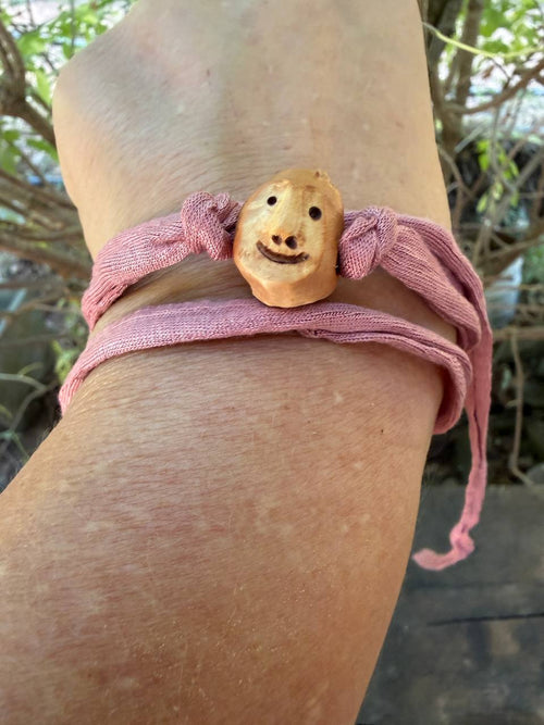 Armbandwichtel Fliederle handgeschnitzt aus magischer Baumperle