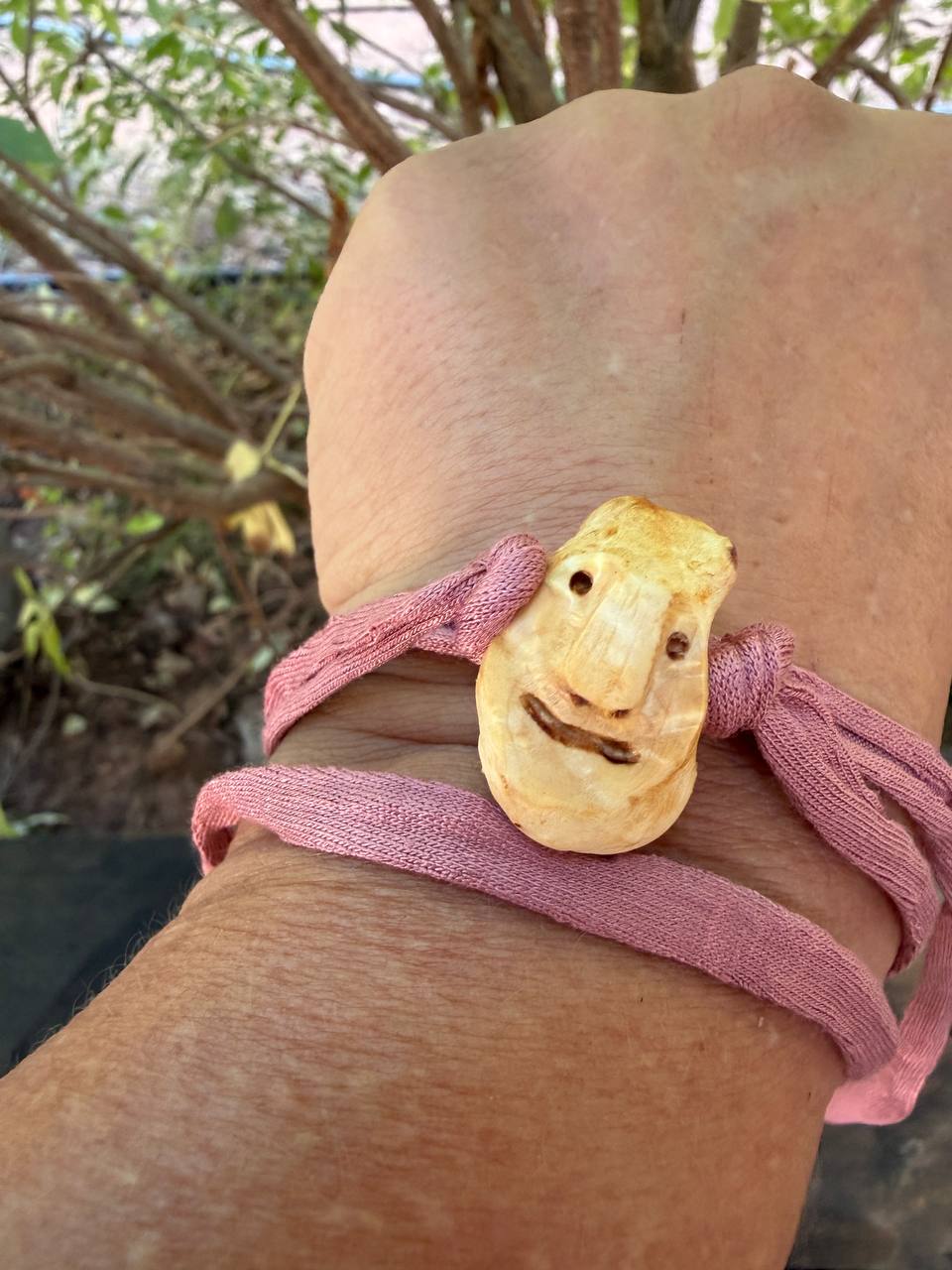 Armbandwichtel Lavenda handgeschnitzt aus magischer Baumperle