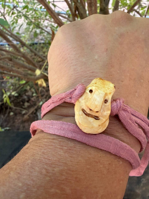 Armbandwichtel Lavenda handgeschnitzt aus magischer Baumperle