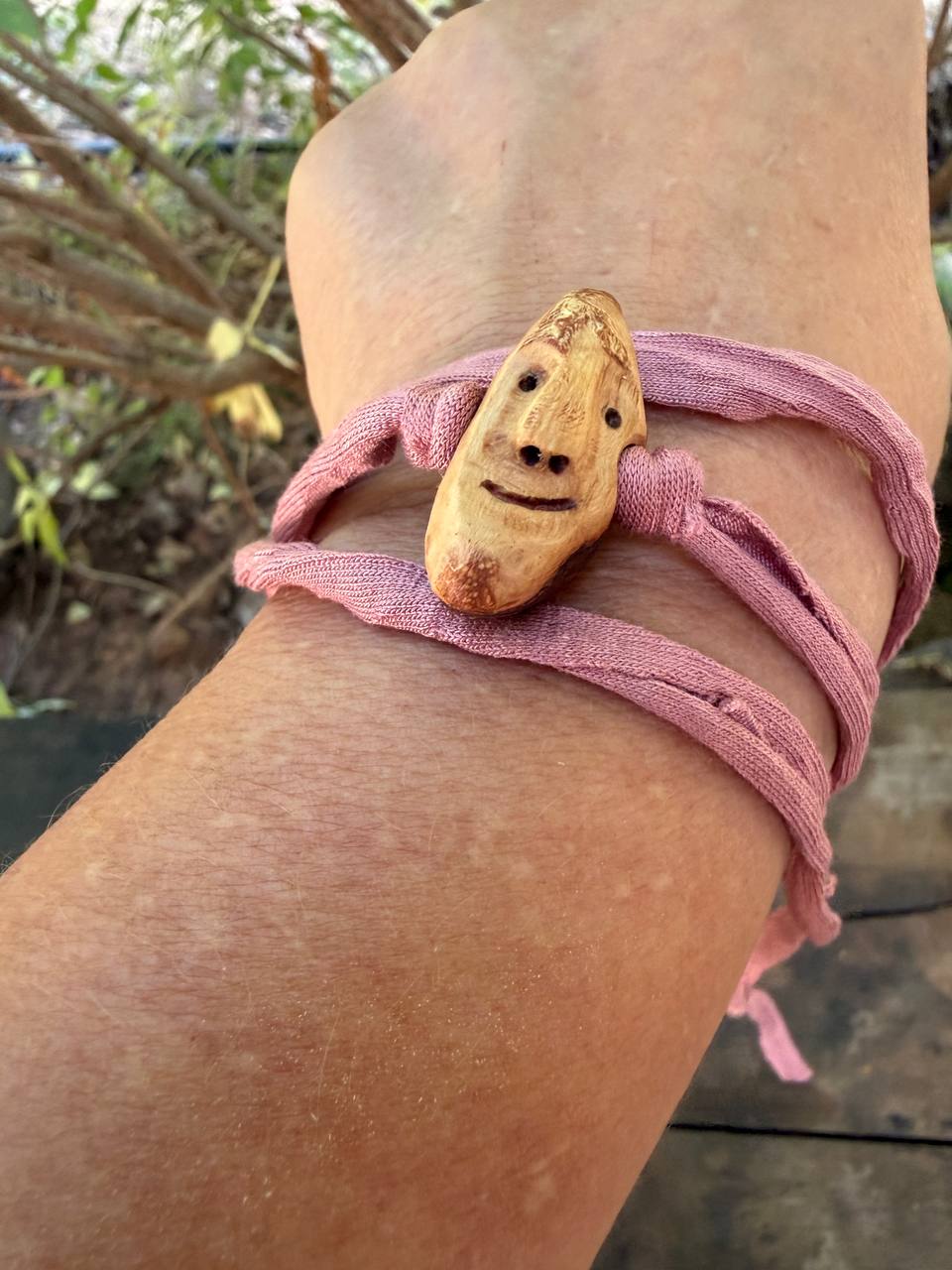 Armbandwichtel Blütenmara handgeschnitzt aus magischer Baumperle