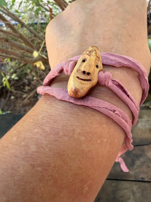 Armbandwichtel Blütenmara handgeschnitzt aus magischer Baumperle
