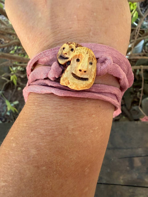 Armbandwichtel Nuka & Nuki handgeschnitzt aus magischer Baumperle (Kopie)