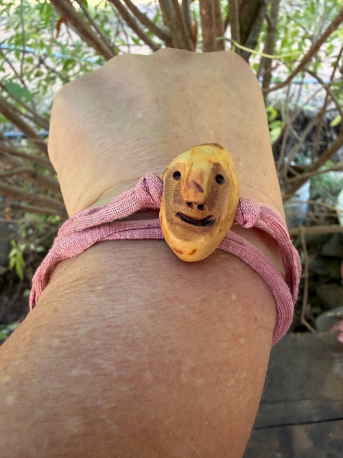 Armbandwichtel Rosalind handgeschnitzt aus magischer Baumperle