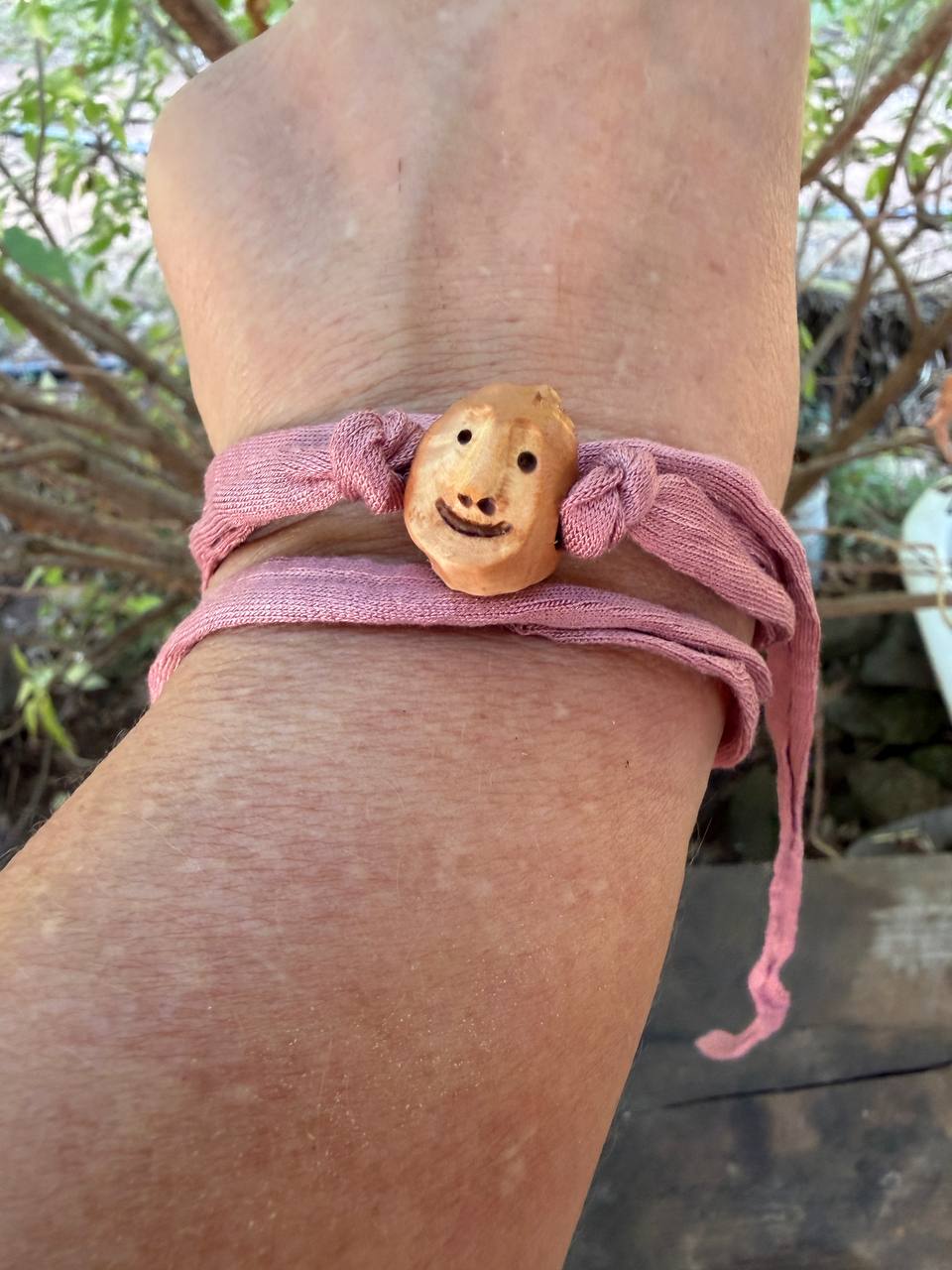 Armbandwichtel Fliederle handgeschnitzt aus magischer Baumperle