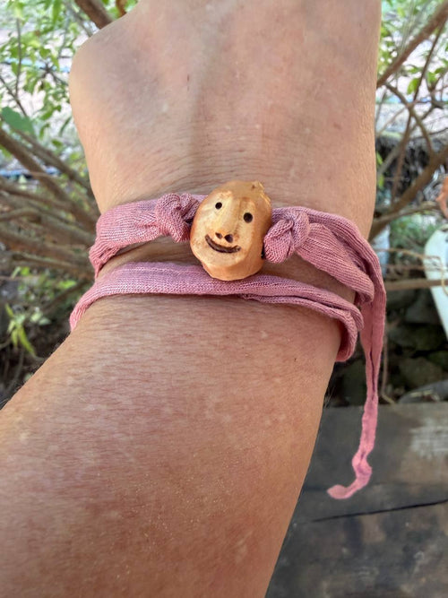 Armbandwichtel Fliederle handgeschnitzt aus magischer Baumperle