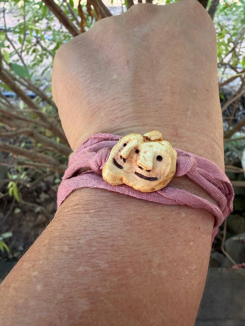 Armbandwichtel Lila und Lilu handgeschnitzt aus magischer Baumperle