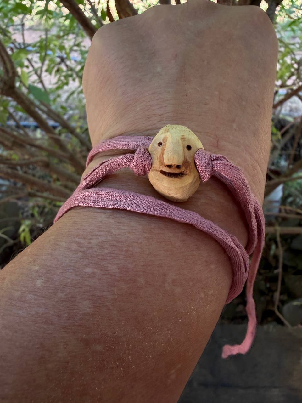Armbandwichtel Malvina handgeschnitzt aus magischer Baumperle
