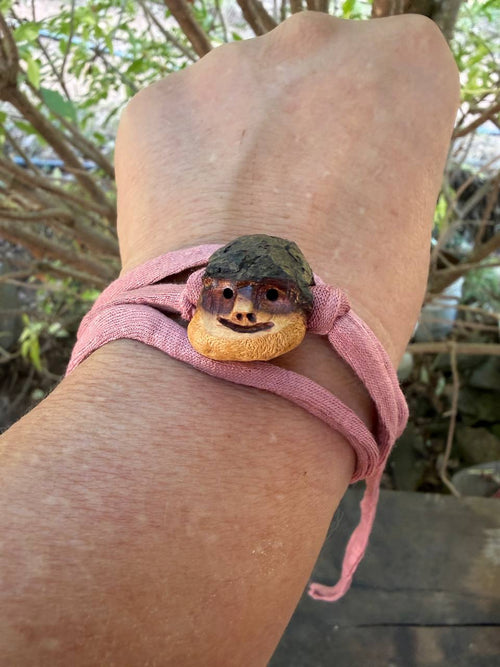 Armbandwichtel Veilchka handgeschnitzt aus magischer Baumperle